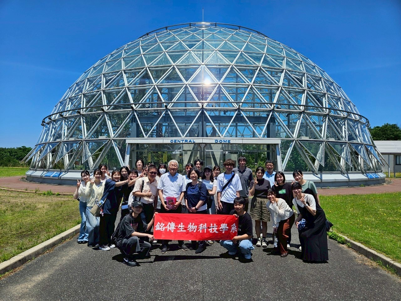 Featured image for “走進日本沙丘與實驗室——生物科技學系赴鳥取大學移地教學深化國際學術視野”